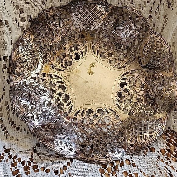 Vtg. Lacework Silver Tone Metal Scalloped Edge Footed Trinket/Candy Dish - Picture 7 of 7